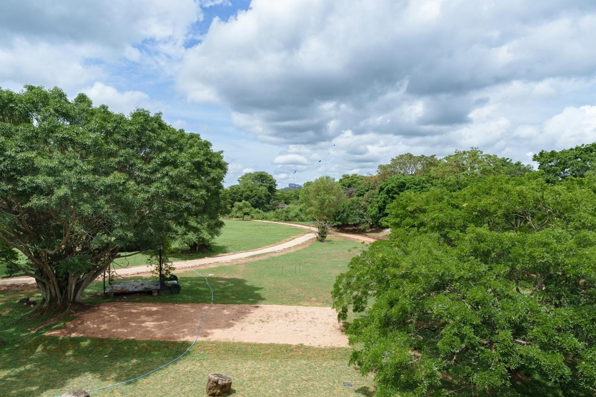 Ayugiri Ayurveda Wellness Resort Sigiriya Esterno foto