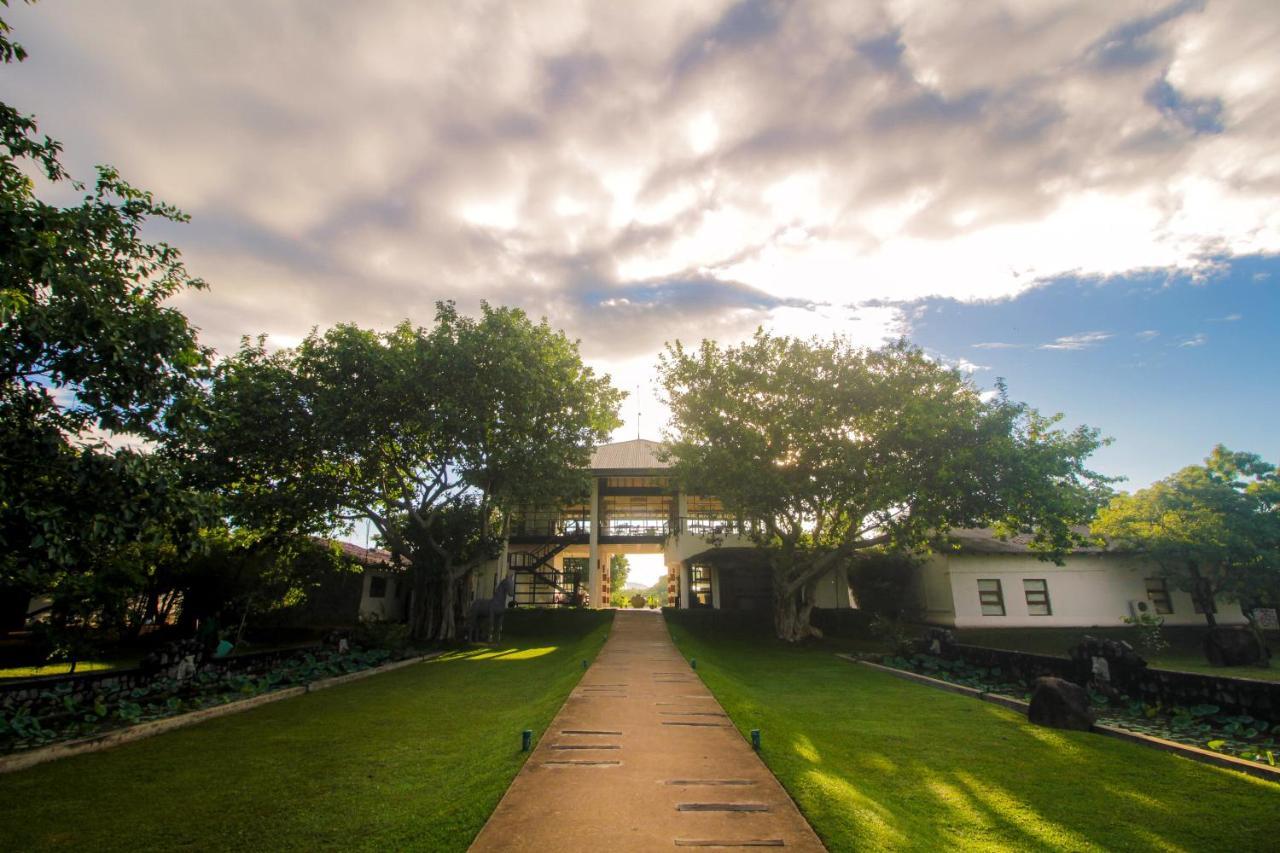 Ayugiri Ayurveda Wellness Resort Sigiriya Esterno foto